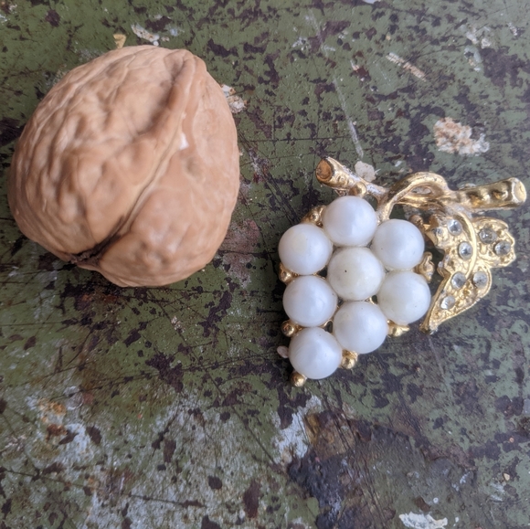 Vintage broche grapes metallic gold tone and pearl tone - Picture 5 of 16